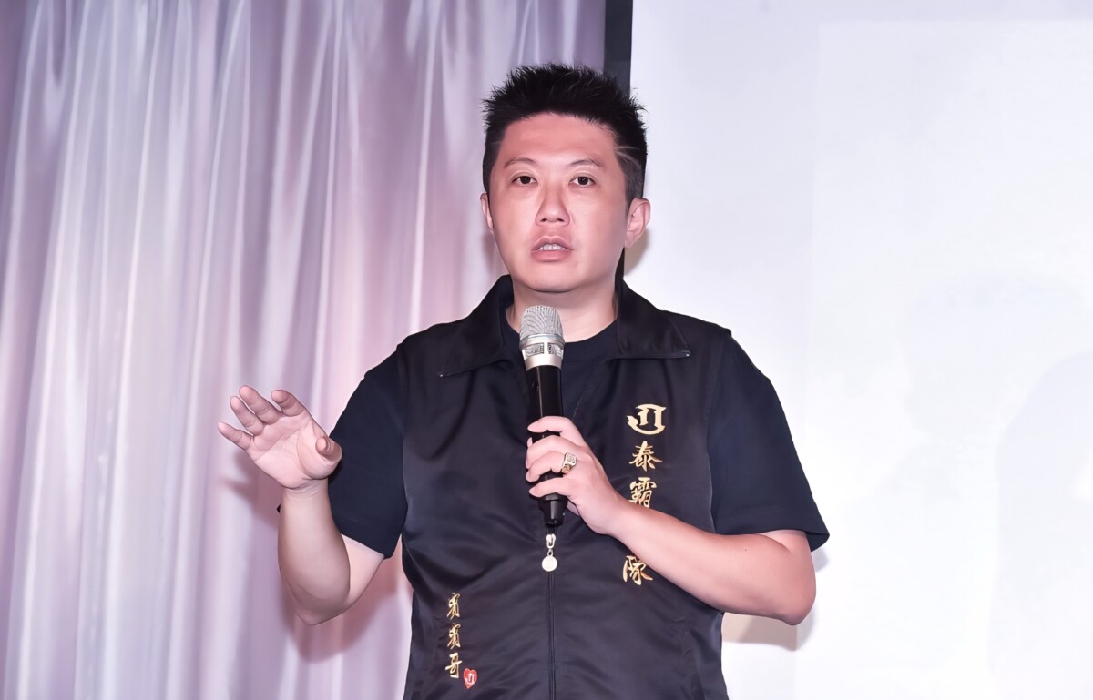 賓賓哥在記者會上同時宣布未來個案的協助將無限期不全程直播。(影像自泰霸團隊)。