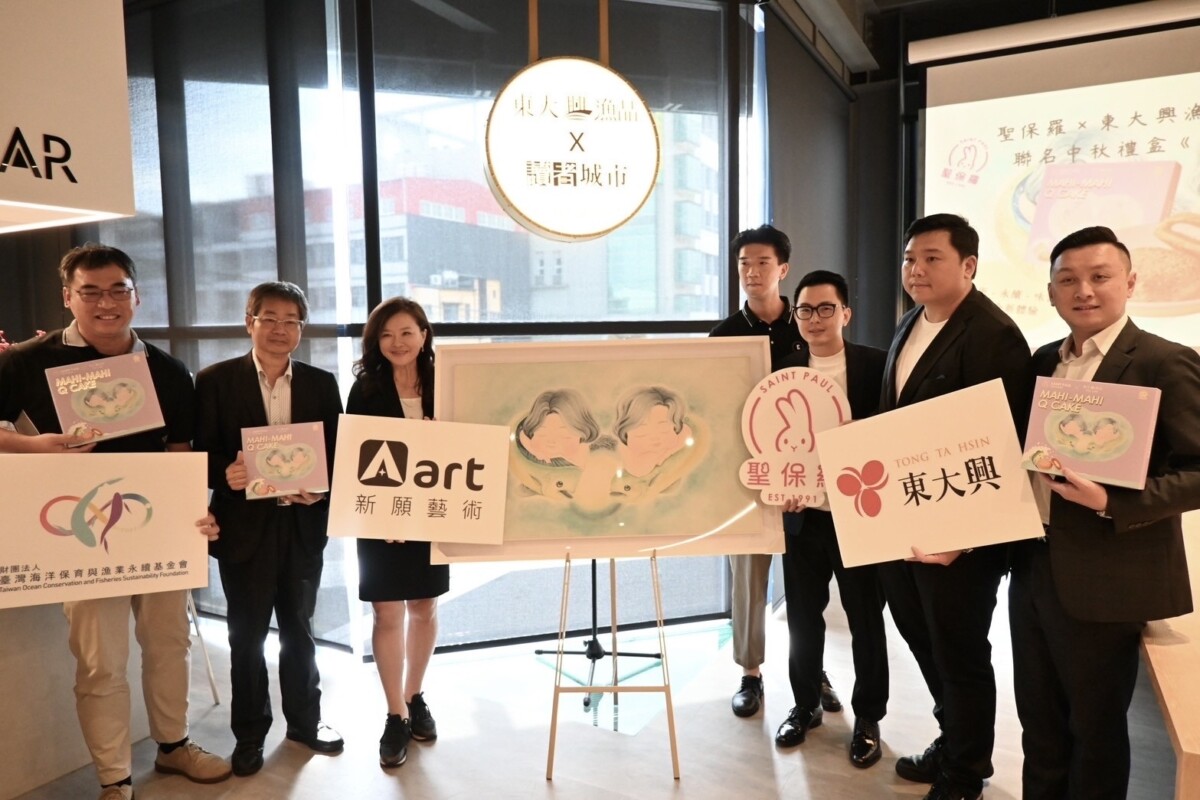 ▲禮盒外觀描繪了公鬼頭刀與母鬼頭刀在湛藍海中比肩而游，形成一個象徵愛與陪伴的心型（記者 陳維鈞/翻攝）