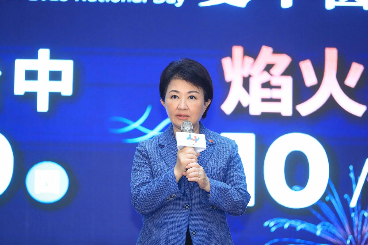 ▲台中市長盧秀燕致詞先邀請所有人為花蓮祈福，並宣布個人捐出一個月薪水賑災。(圖/中市府提供)