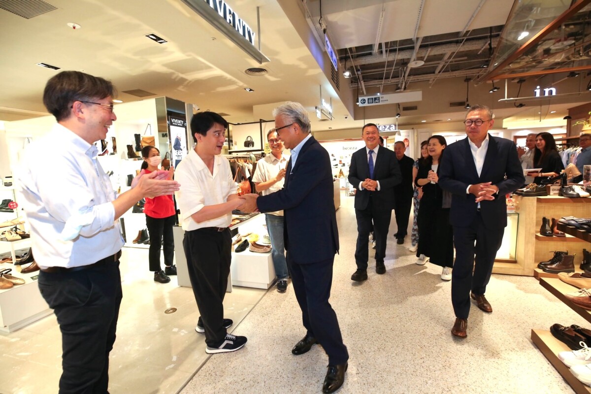 ▲新光三越董事長吳東昇、副董事長吳昕陽與在台中店服務滿25年的員工握手致意。（圖／新光三越提供）