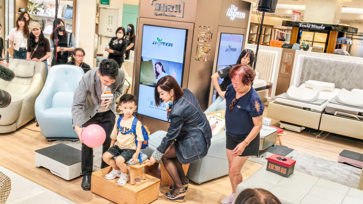 ▲美鳳姐特別帶領高雄粉絲體驗多款運動家具新品，也感性分享健康是最值得投資給自己和家人的禮物。（圖/記者黃淑貞攝）