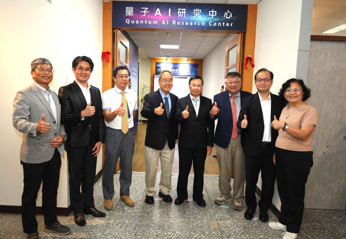 ▲亞大量子AI研究中心揭幕，亞大校長蔡進發(右4)、量子AI研究中心榮譽主任王康隆(右5)、量子AI研究中心主任黃光彩(右3)等合影。(圖/亞洲大學提供)