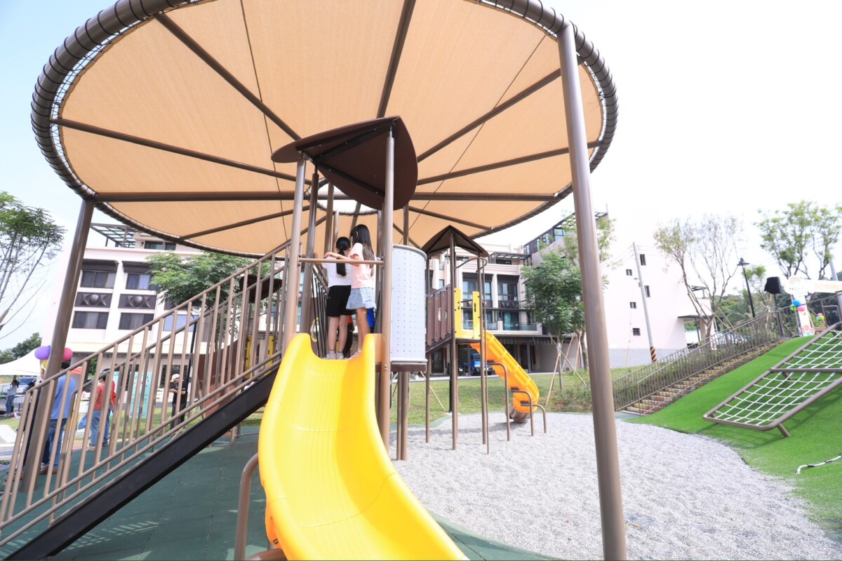 ▲「日晷公園」主要遊具全面整合遮陽設計。(圖/記者顏淑娟翻攝)