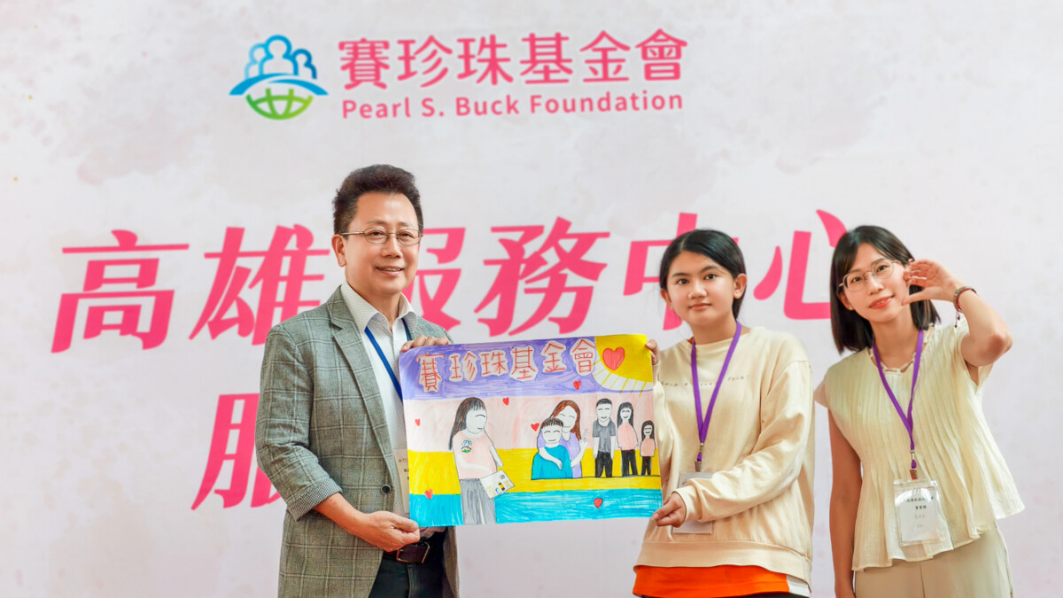 ▲賽珍珠基金會陳杰昇執行長收下新二代莉敏和恩岑老師的贈畫。（圖/記者黃淑貞攝）