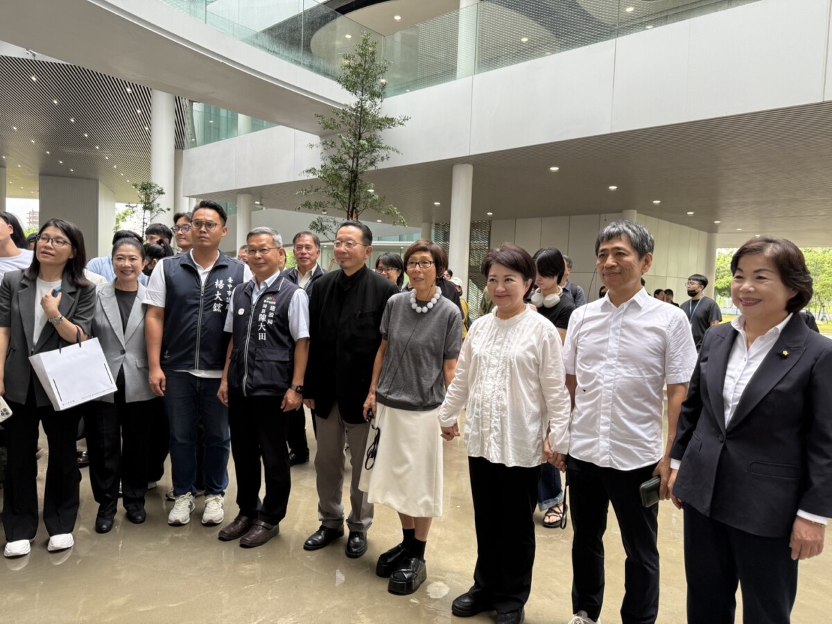 ▲市長盧秀燕邀請普立茲克建築獎得主妹島和世與西澤立衛，帶領來賓搶先開箱亮點空間。(圖/記者顏淑娟攝)