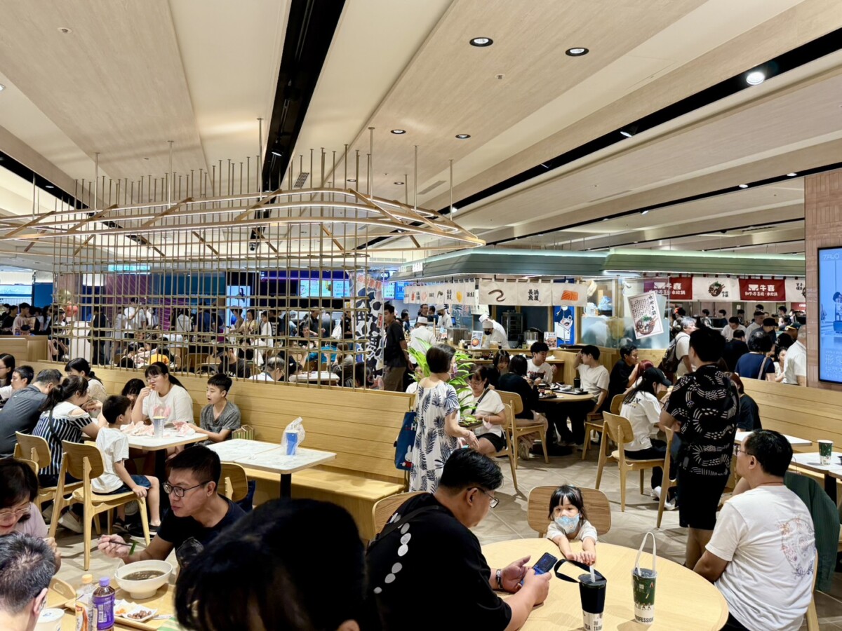 ▲12樓美食街全新登場，人潮不斷。(圖/記者顏淑娟攝)