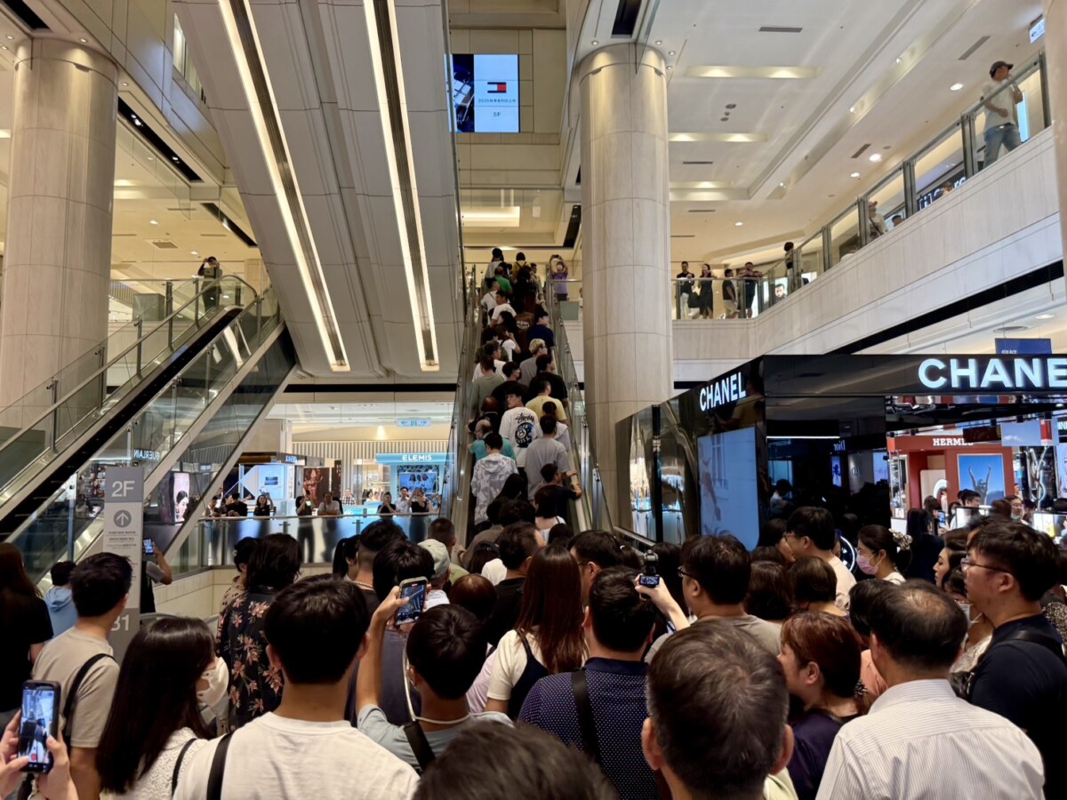 ▲台中新光三越回歸復業首日，午前湧入破萬人潮。(圖/記者顏淑娟攝)