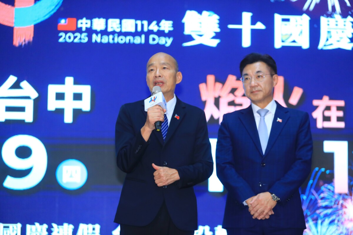 ▲國慶籌備委員會主任委員暨立法院長韓國瑜致詞(左)。(圖/中市府提供)