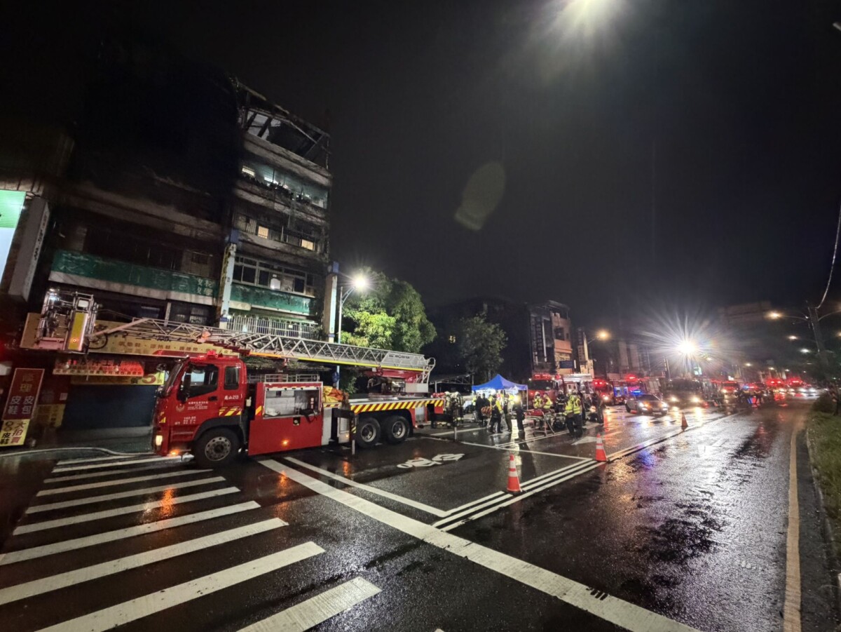 暗夜大火！桃園龜山5層樓民宅火警火光竄出 消防隊員救出4人 – 社會 – 創新聞
