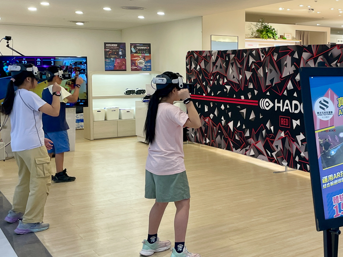 ▲限時挑戰鬪次元科技-AR電子躲避球於大立B館5F JINS眼鏡櫃位旁。（圖/高雄大立百貨提供）