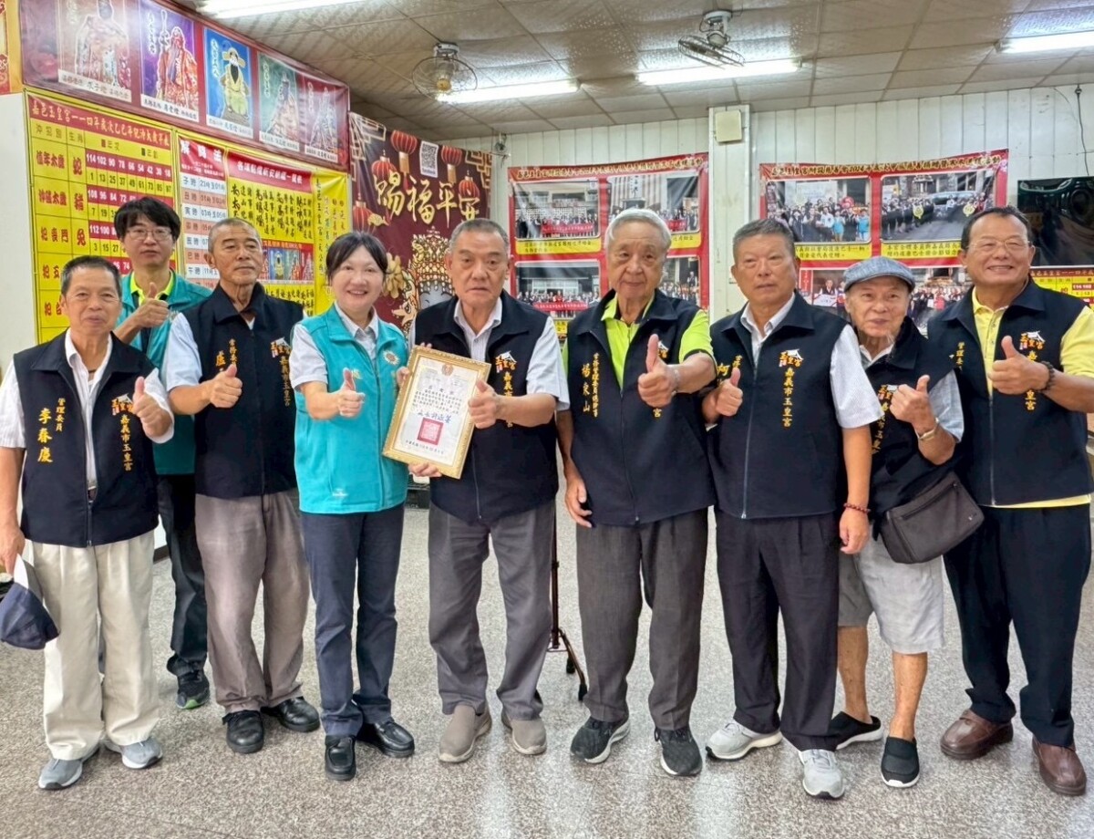 嘉義榮服處獲嘉邑玉皇宮捐善款，許淑菁處長回贈感謝狀。（圖/嘉義榮服處提供）