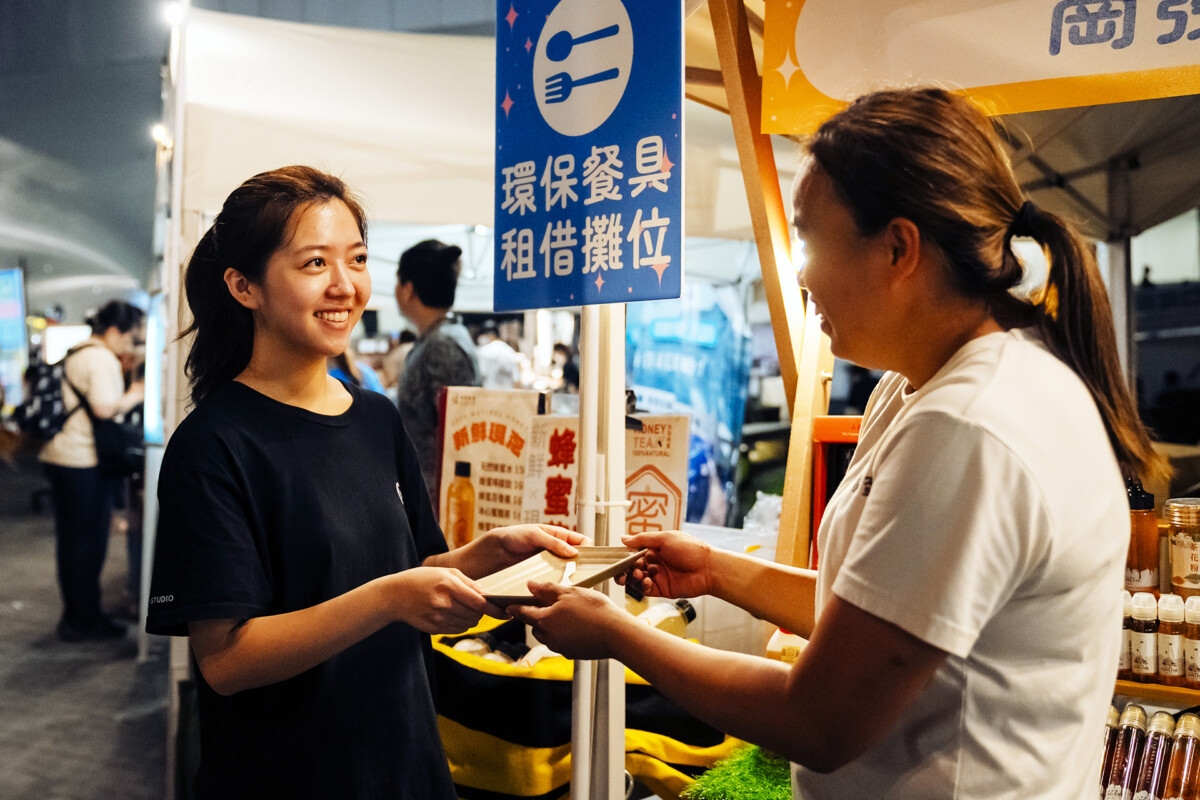 民眾來衛武營黃昏市集綠光食活動消費主動使用環保餐具(圖/某某市集提供