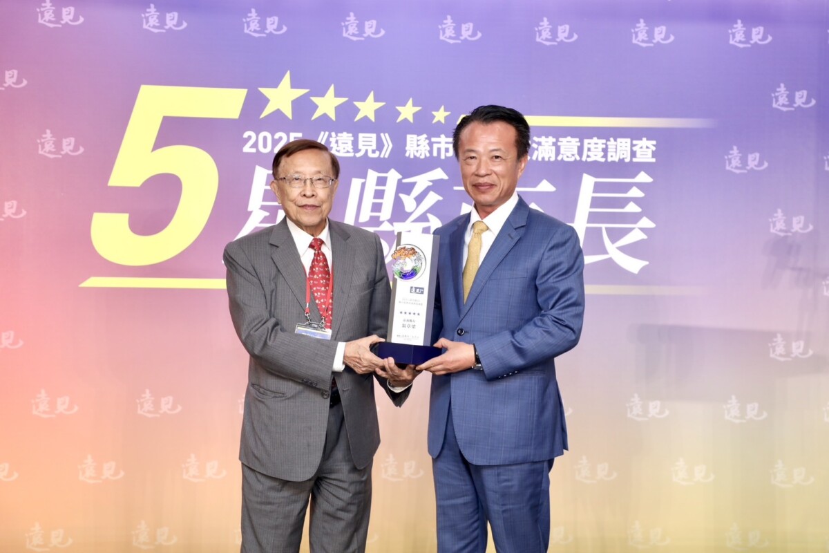 嘉義縣在五星縣長翁章梁（右）帶領下屢獲殊榮，2025 年「縣市總體暨永續競爭力調查」再獲「治安典範之城」殊榮，「治安」項目奪下「全台第一」。（圖/嘉義縣政府提供）