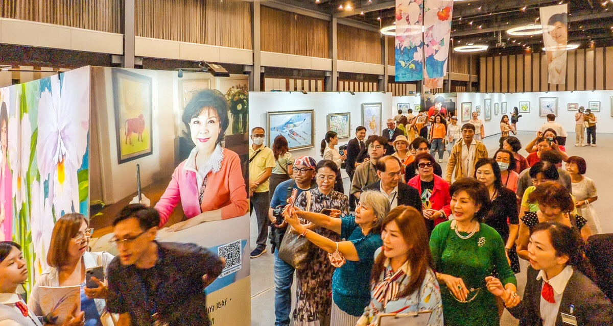 ▲最美麗主持人白嘉莉今天在高雄新光三越左營店10樓開畫展，吸引不少粉絲前來。（圖/記者黃淑貞攝）