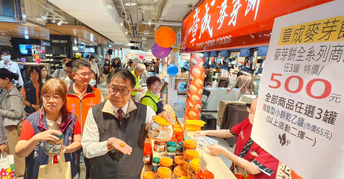 ▲臺南市長黃偉哲推薦台南美食與伴手禮聞名遐邇，期望透過這次展售會，將臺南最道地的優質產品引薦給高雄市民。（圖/記者黃淑貞攝）