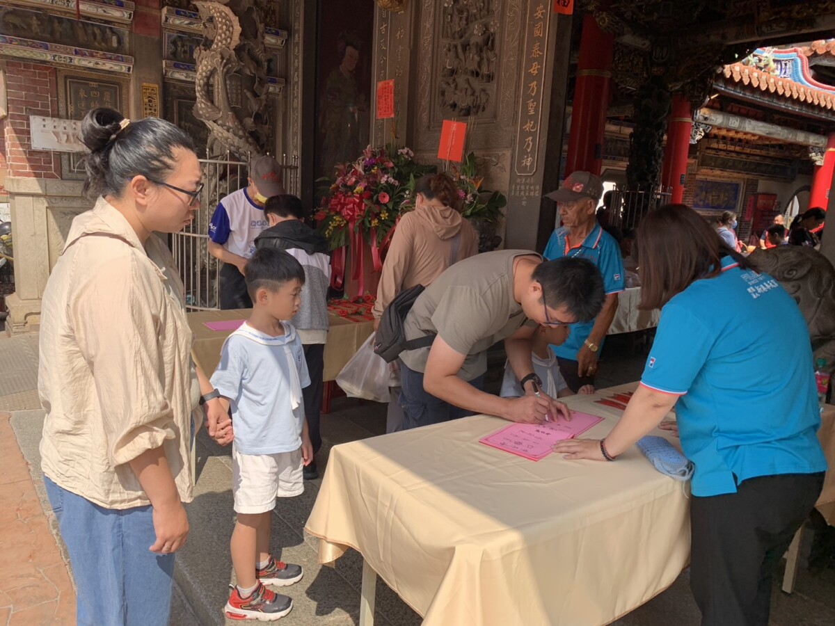 契子女們回奉天宮團聚。（圖/記者陳惲朋攝）