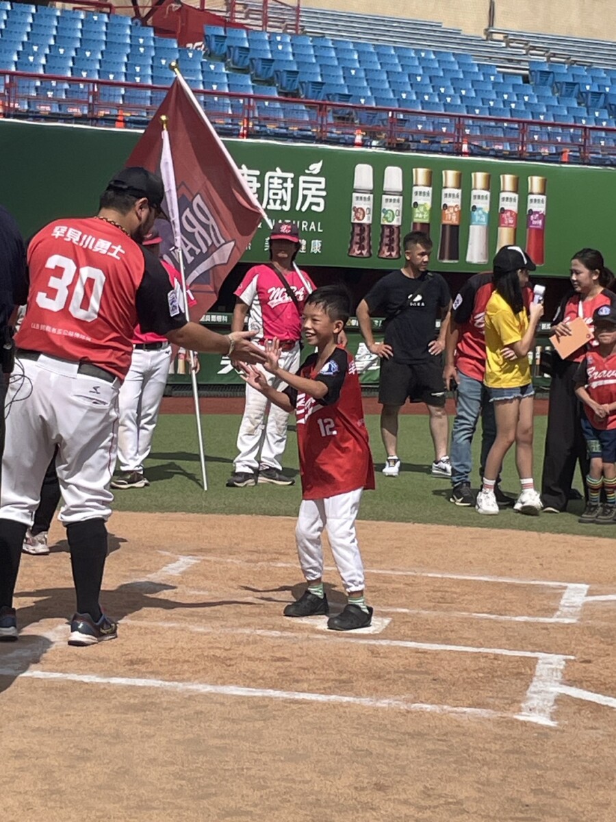小選手們在球場上奔馳與汗水，更是這項賽會最讓人感動人的身影。(影像由記者郭晉嘉拍攝)。