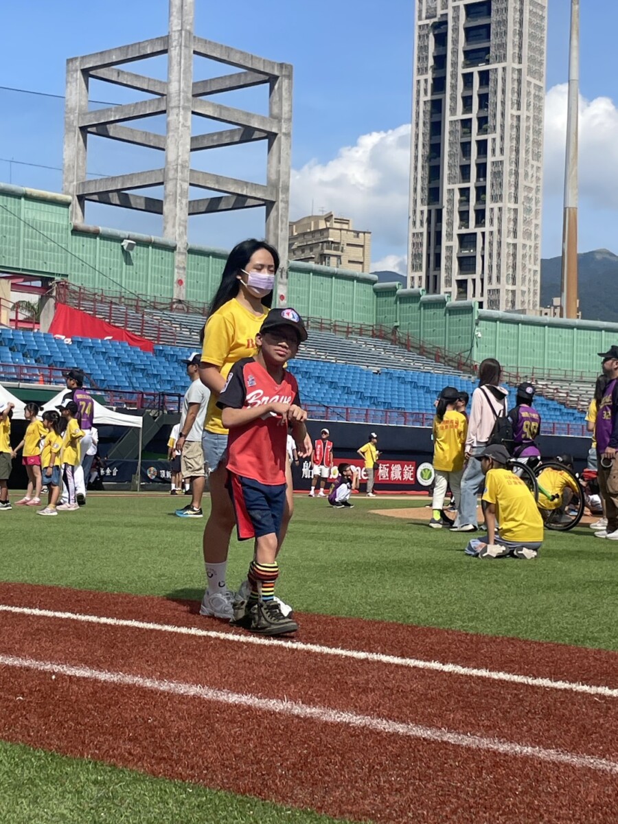 參賽小選手滿滿熱血的站上場；身旁的夥伴不只是隊友，更是撐起勇氣的那雙手的勇敢向壘包直跑前進。(影像由記者郭晉嘉拍攝)。