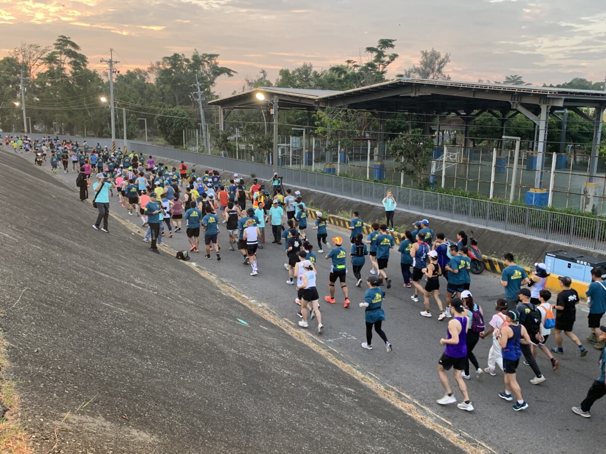 來自全國各地熱愛馬拉松賽事的3000多位選手,清晨共同參與跑若飛天公盃路跑暨健走,並分15K、10K及3K等三梯次依序開跑。(圖/記者陳惲朋攝)