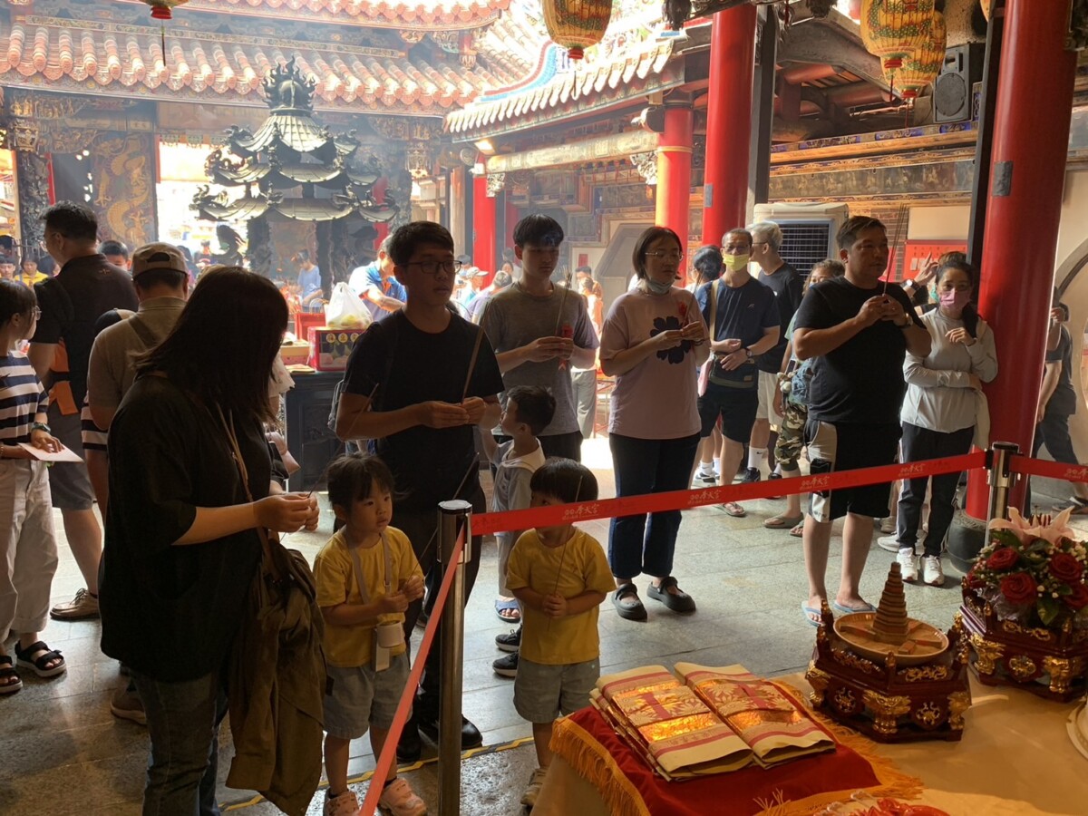 嘉義新港奉天宮開臺媽祖契子一年一度的團圓盛會，在嘉義縣翁章梁縣長、奉天宮何達煌董事長、立委蔡易餘辦公室呂文正主任等人的帶領下，向媽祖請安、還願，一同歡度中秋。（圖/記者陳惲朋攝）