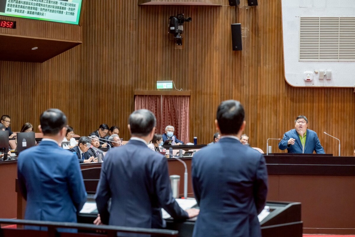 蔡易餘立委要行政院公地放領應擴及全國，以還農民公道。（圖/蔡易餘立委服務處提供）
