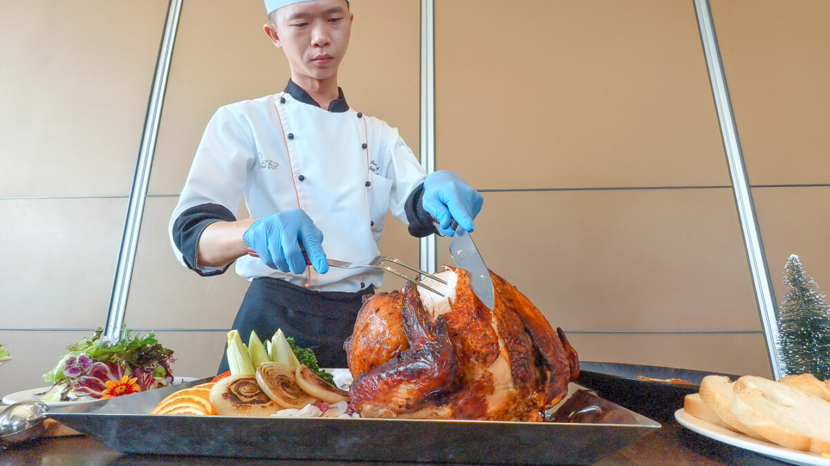 ▲Cozzi THE Roof外帶火雞組合餐每套4,599元，集結爐烤火雞及配餐美食，再搭配餐廳精選西班牙紅酒。（圖/記者黃淑貞攝）
