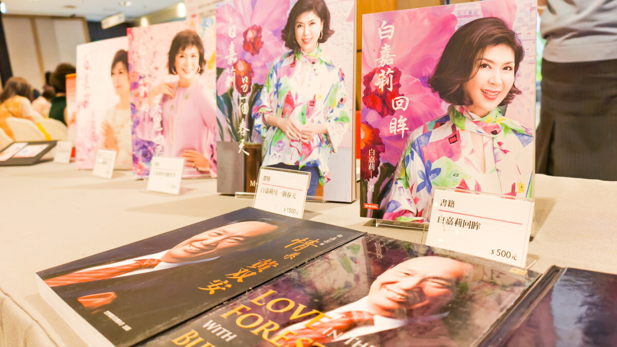 ▲最美麗主持人白嘉莉今天在高雄新光三越左營店10樓開畫展，吸引不少粉絲前來。（圖/記者黃淑貞攝）