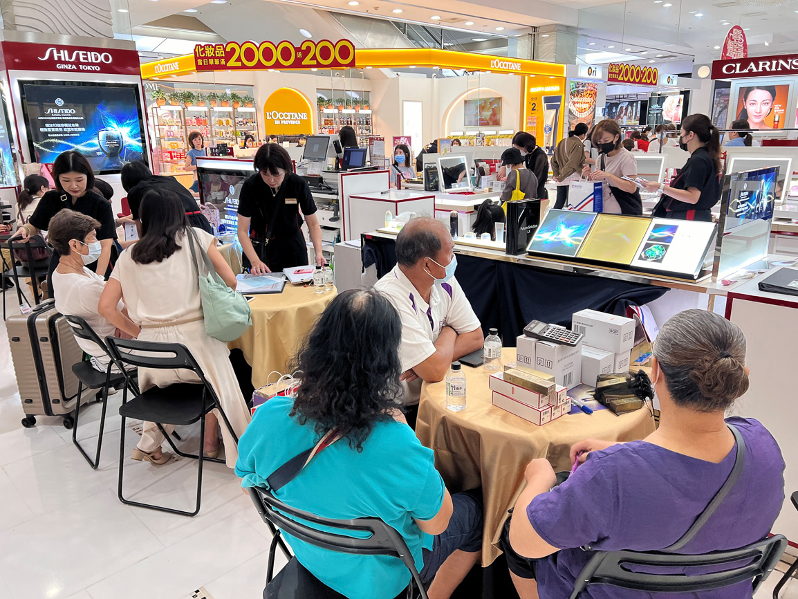 ▲高雄大遠百搶攻普發現金一萬商機，自10月18日至10月29日止，推出「週年慶搶先預購」優惠活動。（圖/高雄大遠百提供）