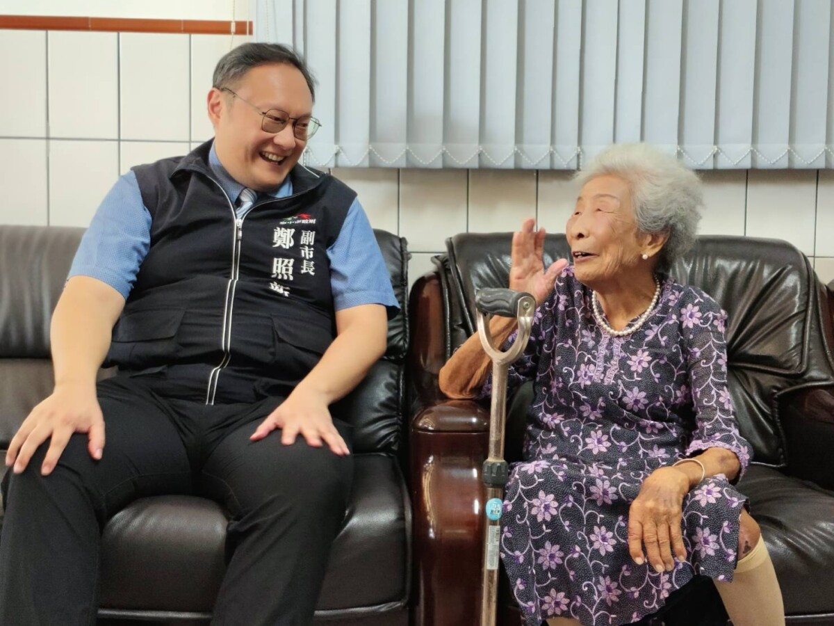 ▲副市長鄭照新與百歲人瑞洪李英嬌阿嬤開心談話。(圖/中市府提供)