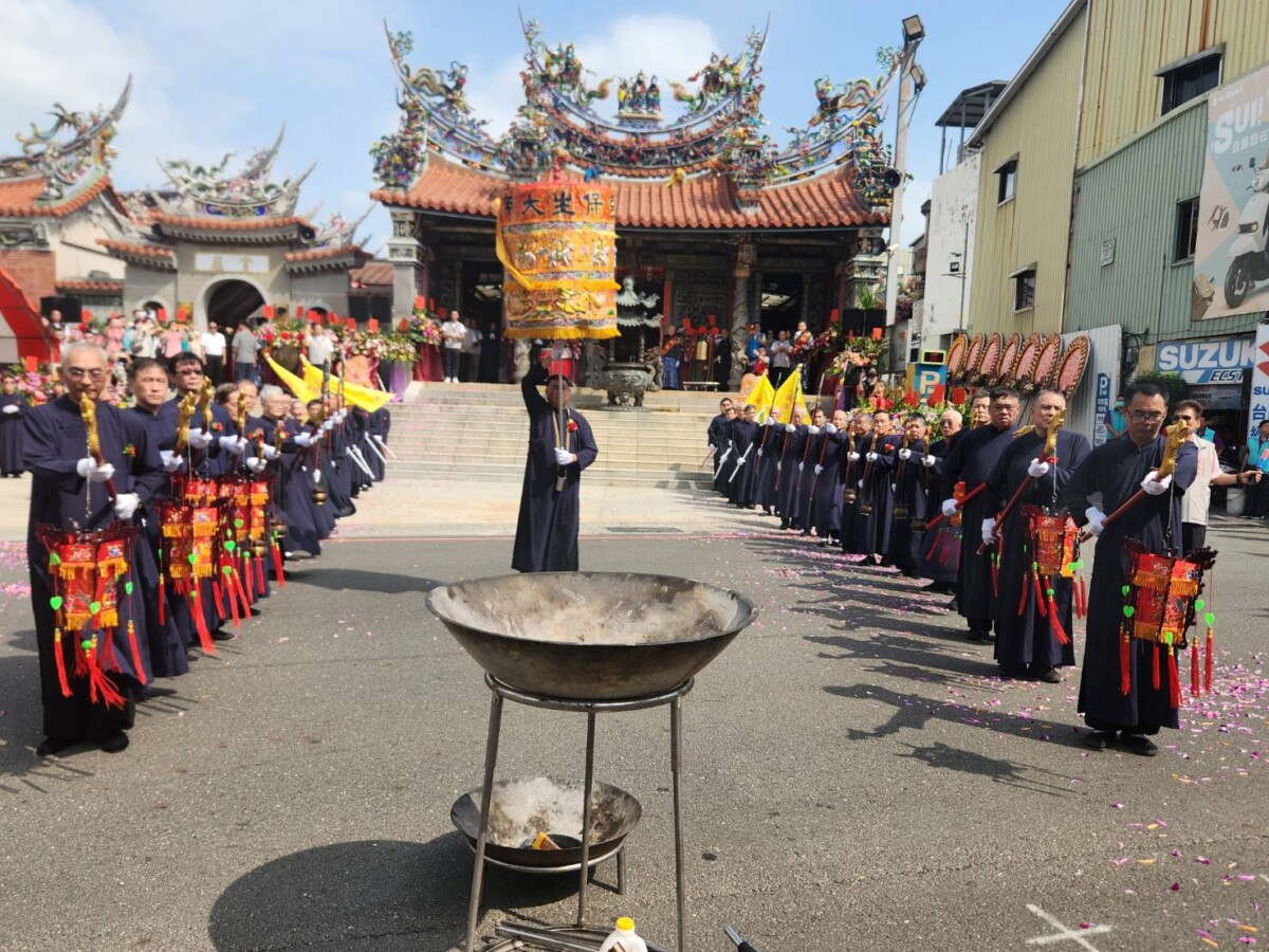 ▲典禮依據《欽定大清會典》所載祭祀儀軌為基礎，結合道教傳統三獻大禮，由「祀典興濟宮三獻禮祝聖團」擔綱演禮。（圖／記者陳彥霖攝2025.10.26）