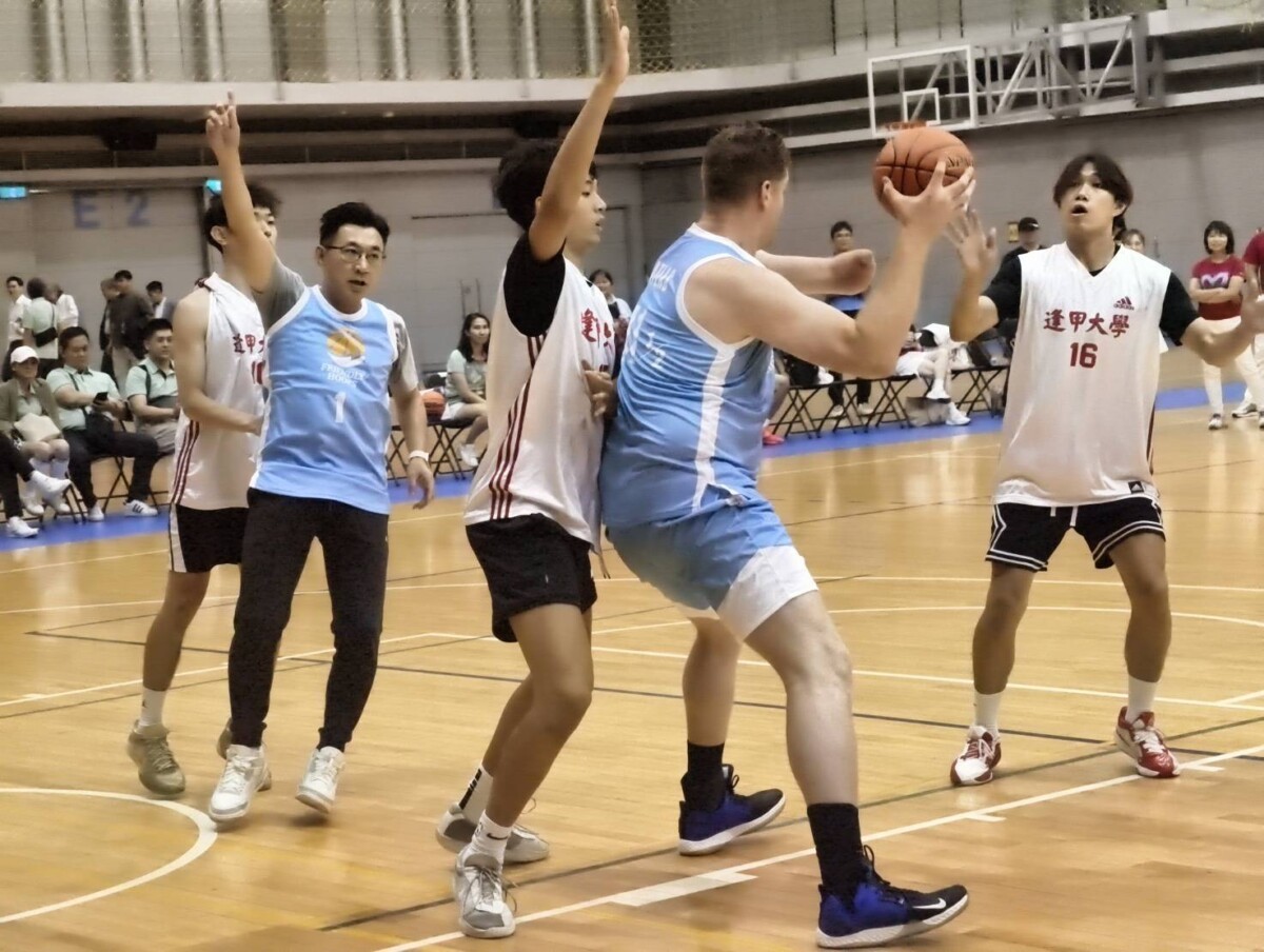 ▲「3對3友善籃球賽」由國際球員與逢甲校隊共同參與，立法院副院長江啟臣親自換上球鞋下場參賽，展現對運動平權的熱情支持。(圖/記者顏淑娟翻攝)