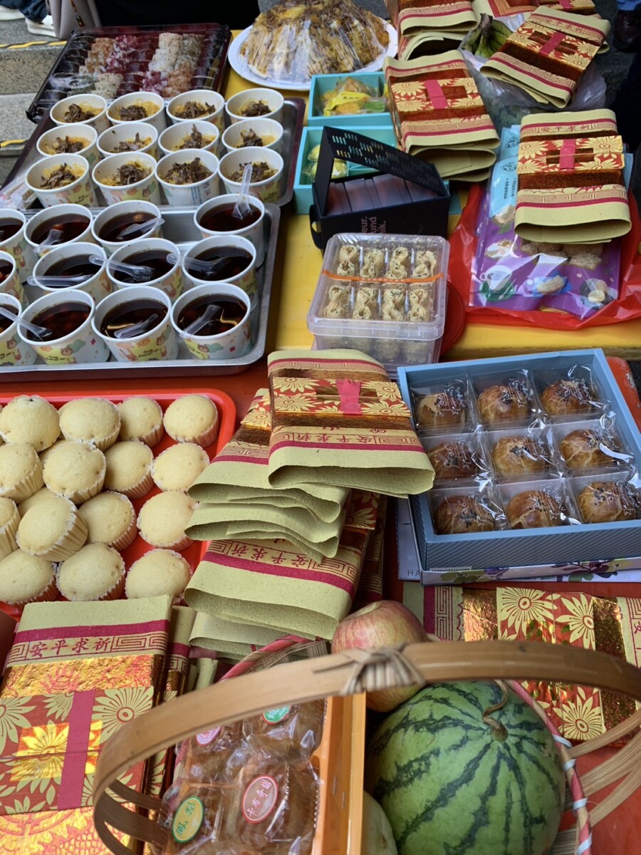 契子女們準備各式供品向開臺媽祖請安。（圖/記者陳惲朋攝）