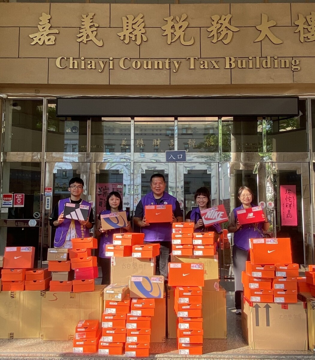 嘉義縣慈善團體聯合協會在呂文正理事長（中）領導，聯手朴子扶輪社集資購新鞋，致贈花蓮光復災區學童，送出鼓勵與支持。（圖/嘉義縣慈善團體聯合協會提供）