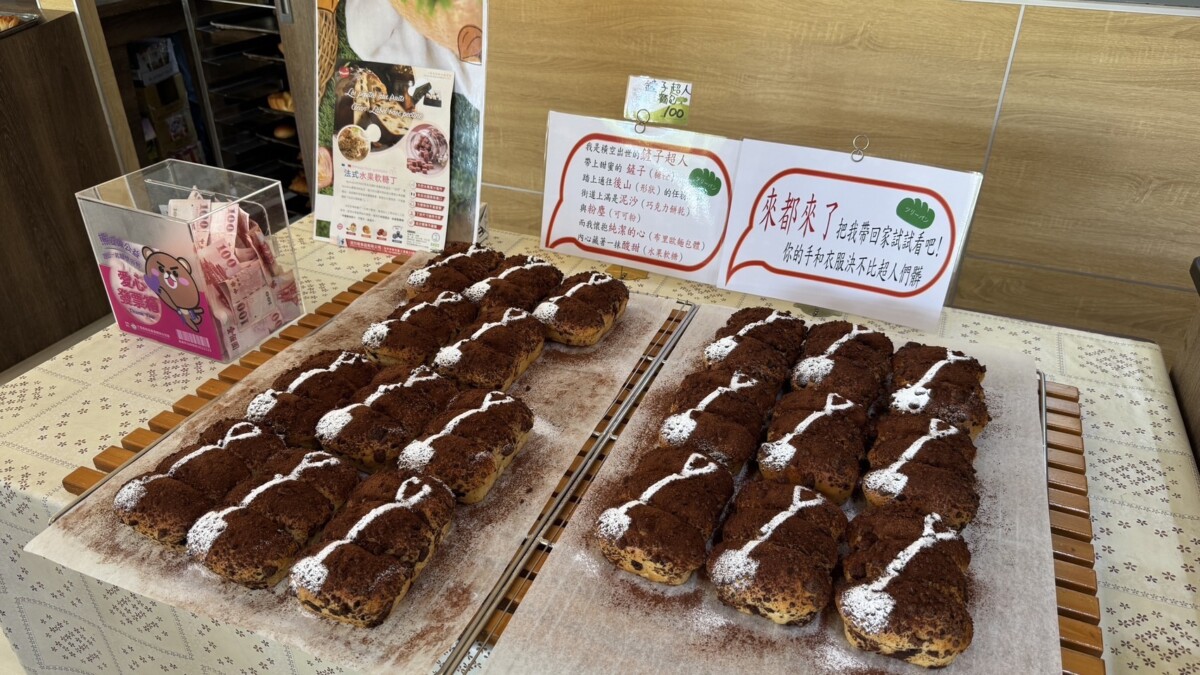 嘉義縣政特區內的樹蒞香麵包工坊受嘉義縣慈善團體聯合協會感召，主動推出「鏟子超人麵包」並義賣活動送愛花蓮。（圖/嘉義縣慈善團體聯合協會提供）