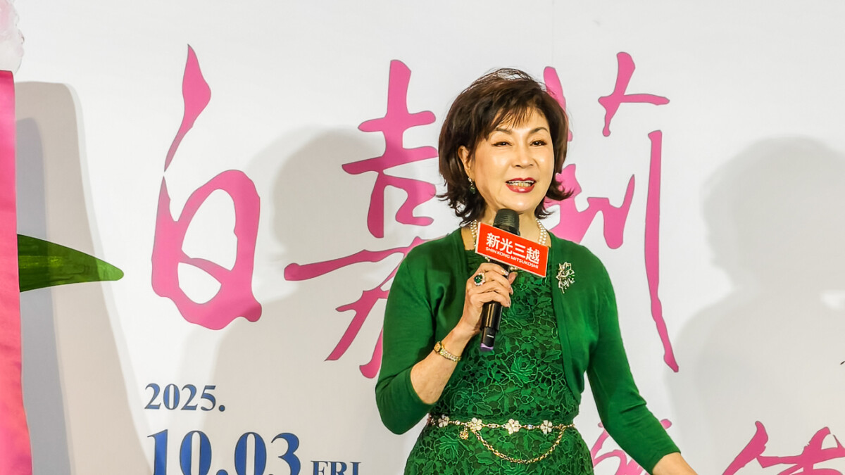 ▲最美麗主持人白嘉莉今天在高雄新光三越左營店10樓開畫展，吸引不少粉絲前來。（圖/記者黃淑貞攝）