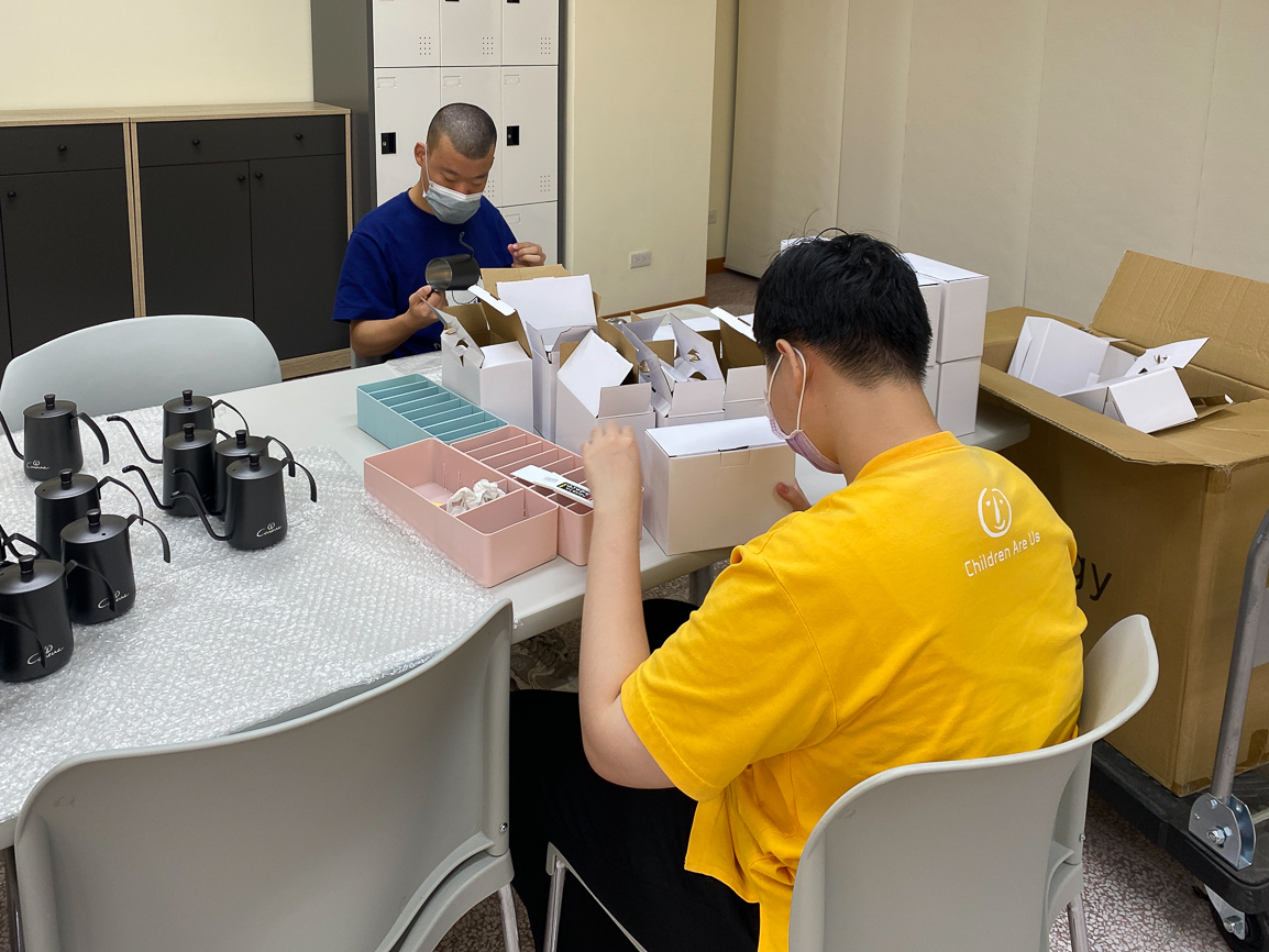 ▲憨兒們進行組裝咖啡禮盒作業活動。（圖/喜憨兒基金會提供）