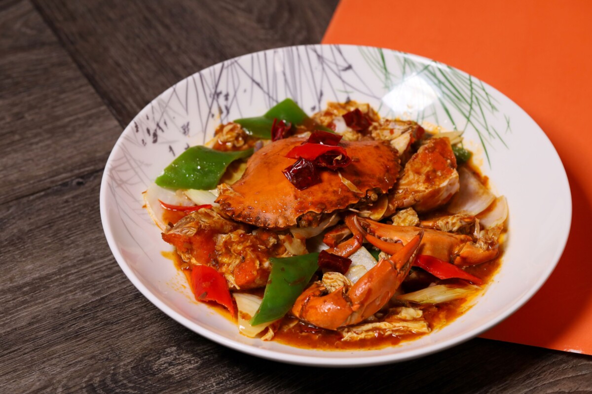 ▲京翠港式飲茶「星洲香辣蟹」以辛香炒料爆香入味，辣中帶甘，令人食指大動。（圖/高雄萬豪酒店供）
