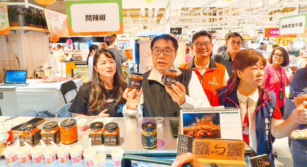 ▲臺南市長黃偉哲推薦台南美食與伴手禮聞名遐邇，期望透過這次展售會，將臺南最道地的優質產品引薦給高雄市民。（圖/記者黃淑貞攝）