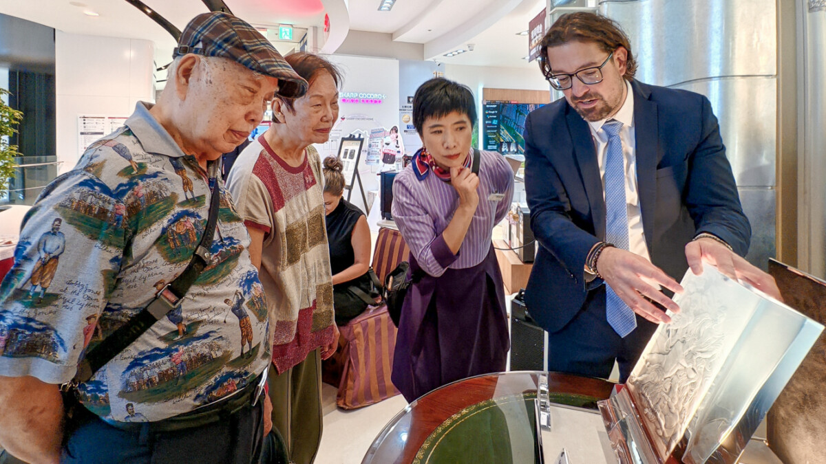 ▲摩瑟水晶全台巡迴展演高雄場，今天起至19日在大立百貨A館5樓國裕專櫃展出。（圖/記者黃淑貞攝）