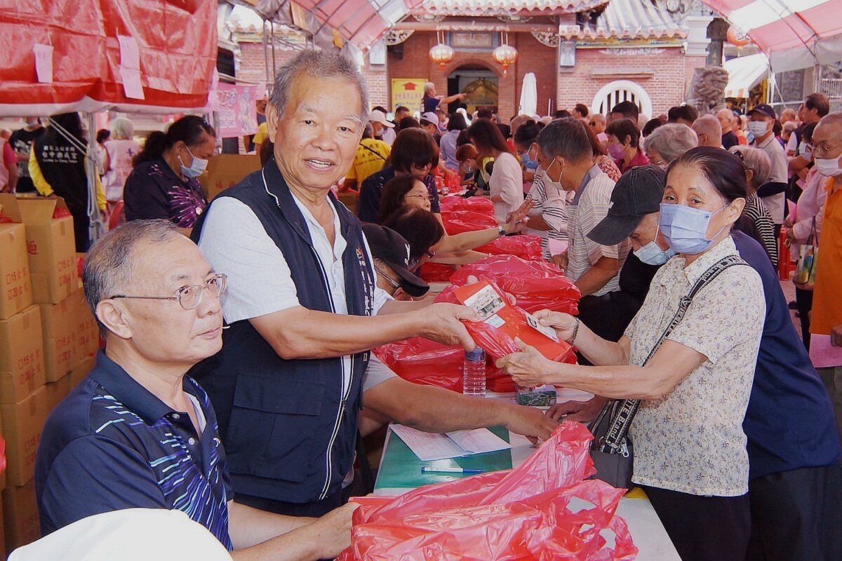 ▲樂成宮全體董監事和里長協助發放重陽敬老金。(圖/記者顏淑娟翻攝)