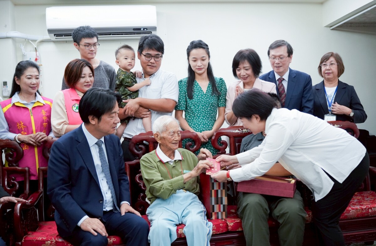 ▲市長盧秀燕致贈重陽禮金。(圖/中市府提供)