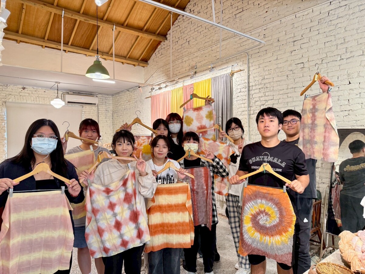 ▲樹德科技大學會展三甲同學體驗泥染。（圖/樹德科大會展系提供）