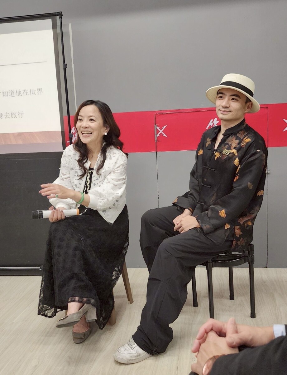 主講人陳玲寬董事長（左）與其世界冠軍兒子哈利（右）。（圖/基金會提供）