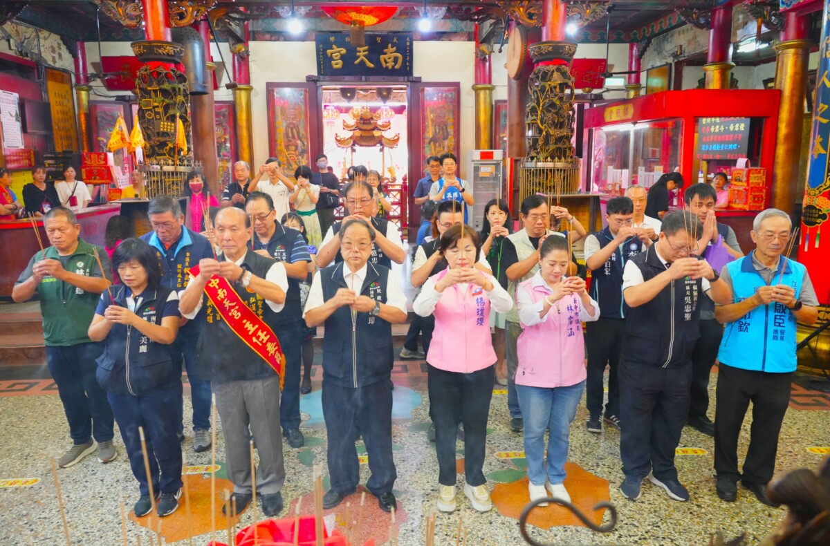▲吳世瑋前往台中南天宮參拜祈福。(圖/記者顏淑娟翻攝)