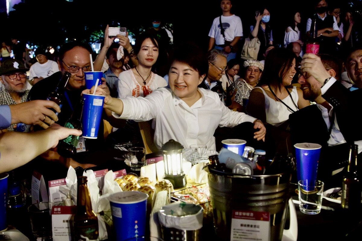 ▲盧秀彥與貴賓一同享受台中美食，並和現場民眾熱情互動，一同享受爵士樂。(圖/中市府提供)