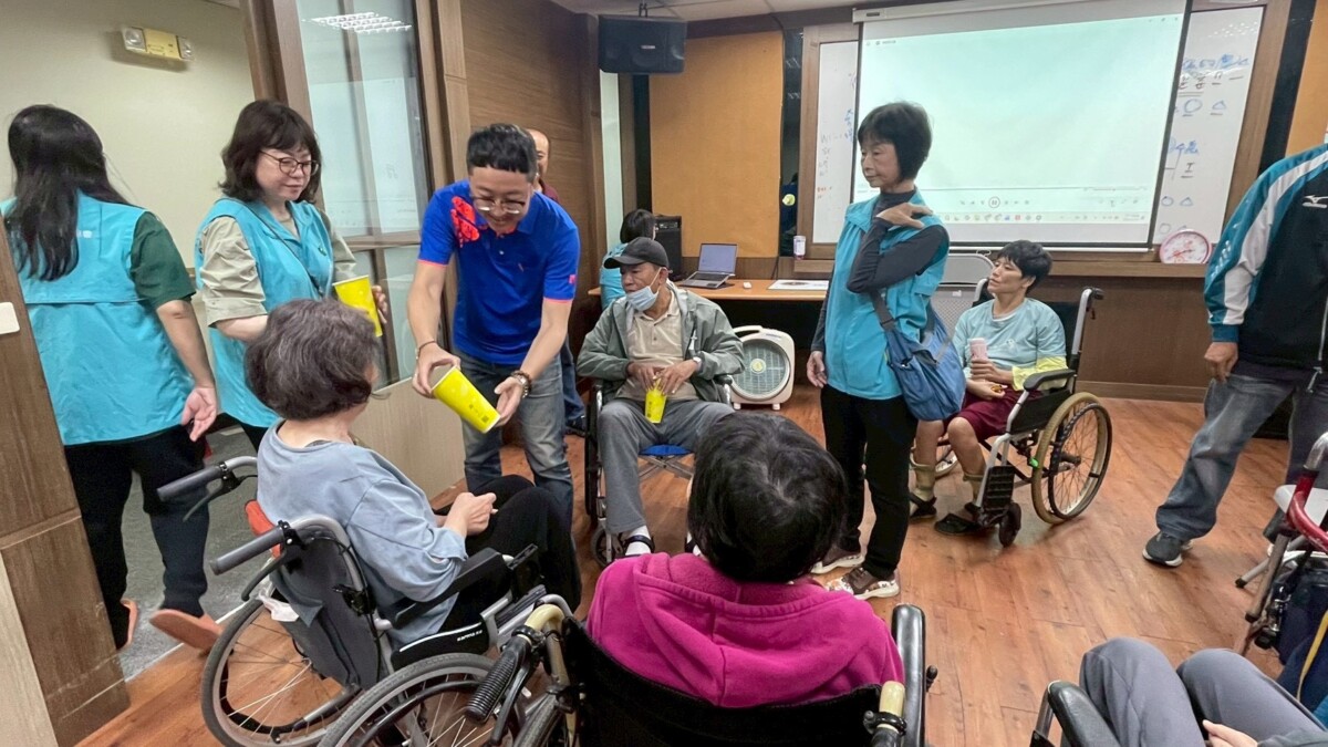 陳孝文會長關懷小腦萎縮症病友與家屬們 (圖高雄市中央獅子會提供)