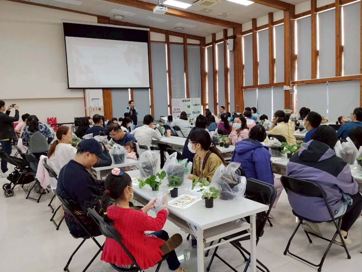 太保市公所為配合帶動全國食農教育潮流，鄭淑分市長特邀百大青農侯喬偉親自授課，開始鄉親們的「食農旅程」。（圖/太保市公所提供）
