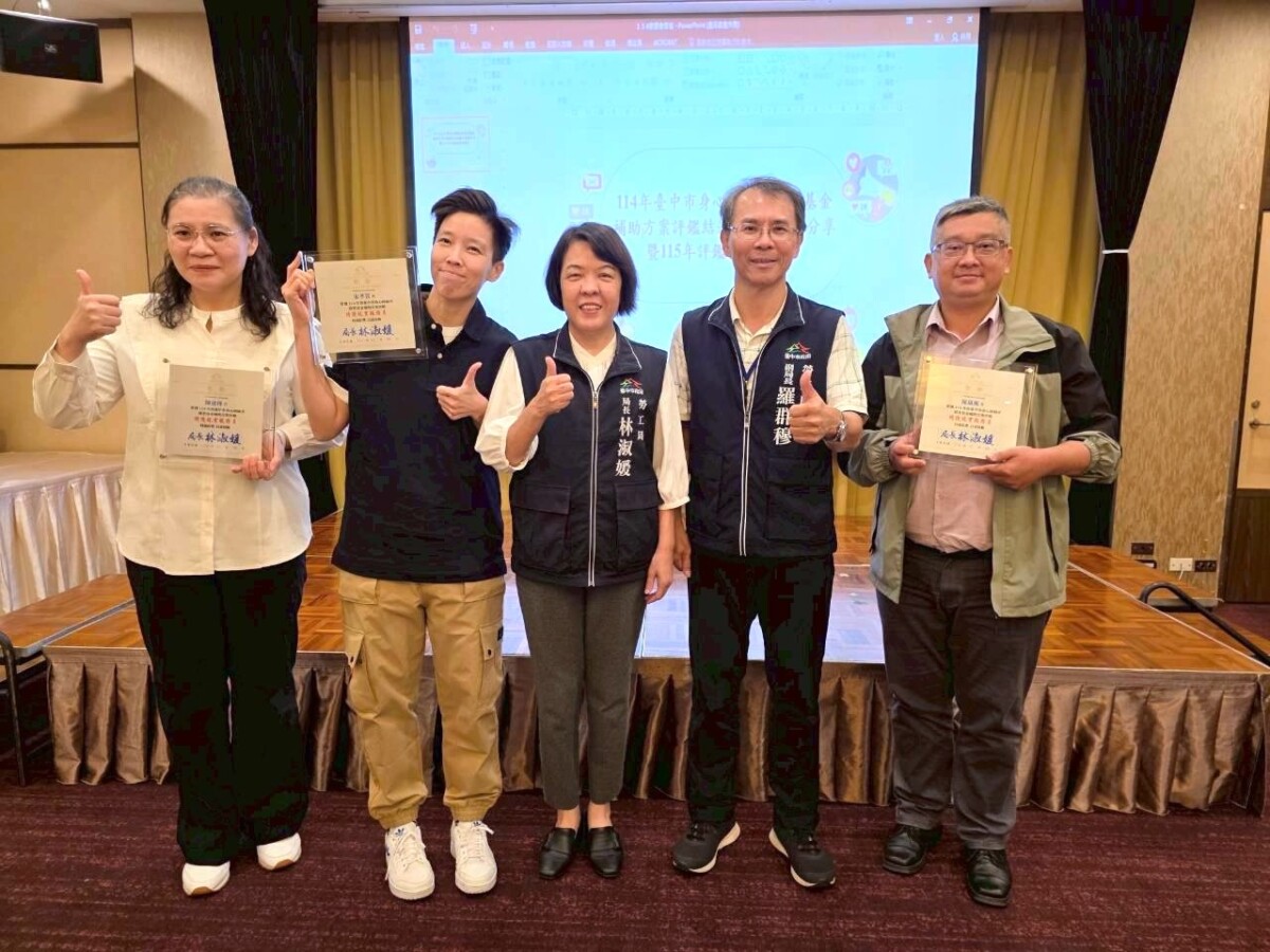 ▲勞工局長林淑媛與114年績優就服員合照。(圖/記者顏淑娟翻攝)