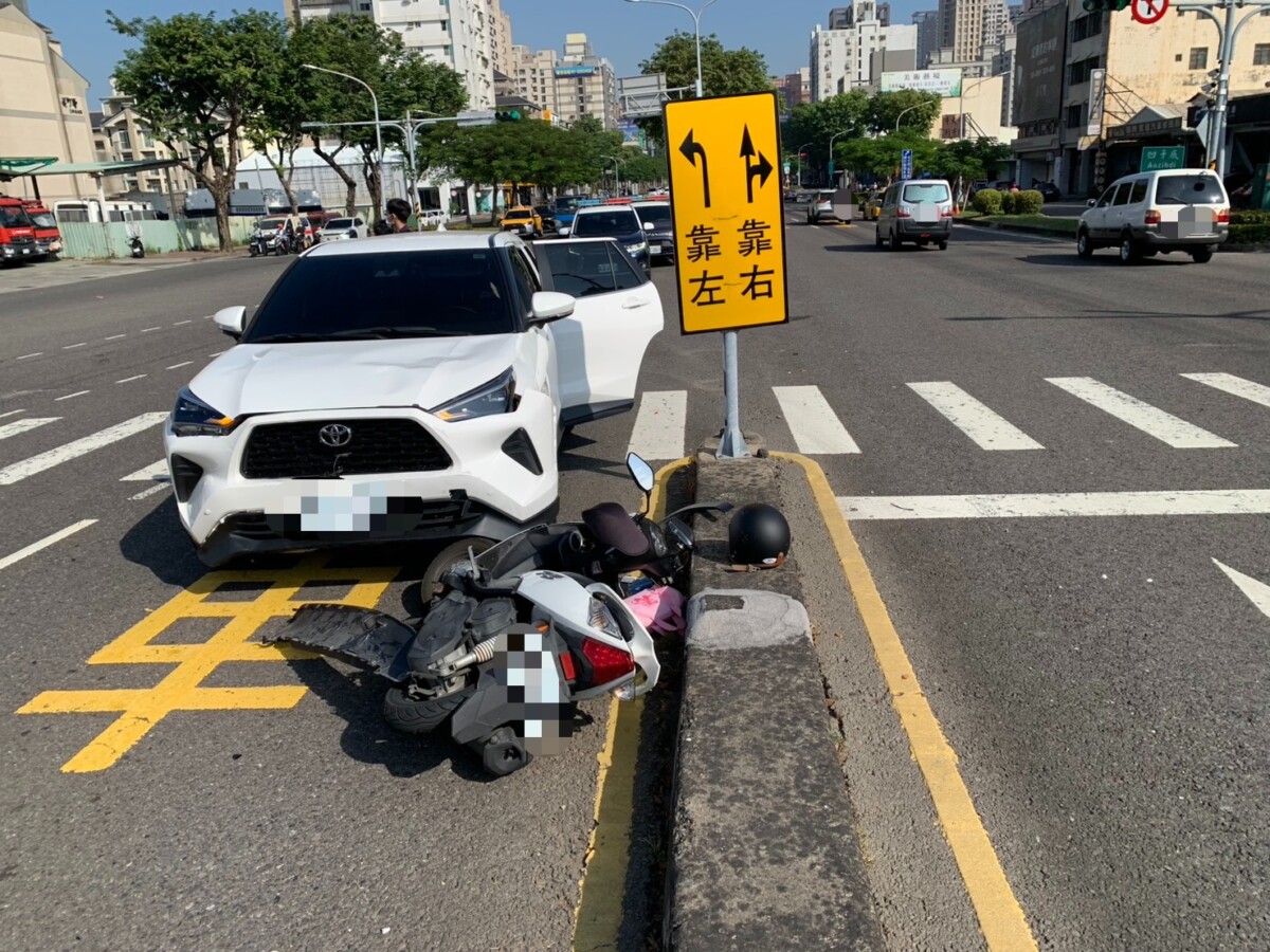 女駕車「闖紅燈猛撞機車」!她二度撞擊分隔島 消防隊秒到場 – 社會 – 創新聞