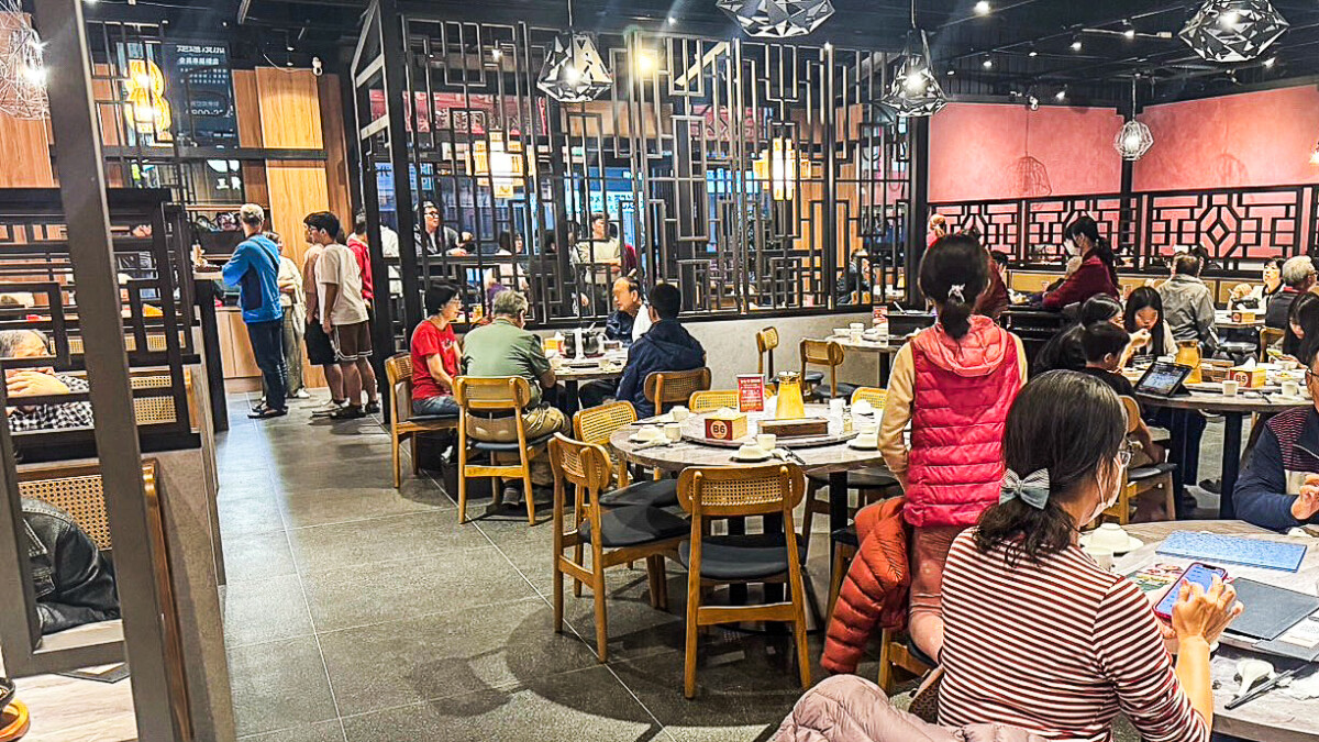 ▲「麟粥宮」主打「養生、暖胃、精緻」的餐飲體驗，店內常座無虛席。（圖/麟粥宮提供）